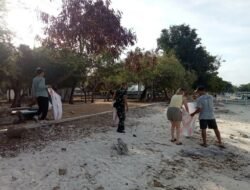 Jaga Keindahan Alam, Babinsa Gili Gede Indah Ajak Masyarakat Bersihkan Pantai