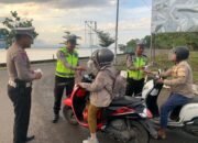 Peduli Kasih di Bulan Suci Ramadhan, Satlantas Polres Bima Berbagai  Takjil Ke Pengendara