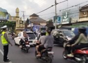 Senggigi Anti Macet: Polisi Kawal Lalu Lintas di Simpang 3 Montong