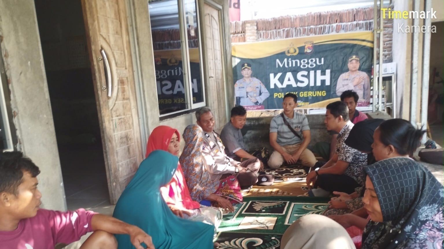 Dialog Hangat Warga dan Polisi di Minggu Kasih Polsek Gerung