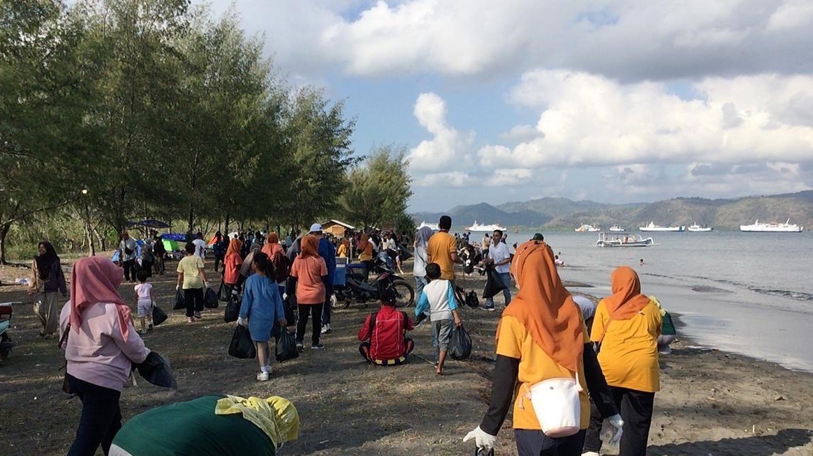 Lombok Barat Gelar Aksi Bersih Pantai Cemare, Upaya Lestarikan Pariwisata