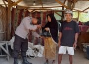 Peduli Sesama, Bhabinkamtibmas Polsek Rhee Berikan Bantuan Sosial Untuk Warga Kurang Mampu