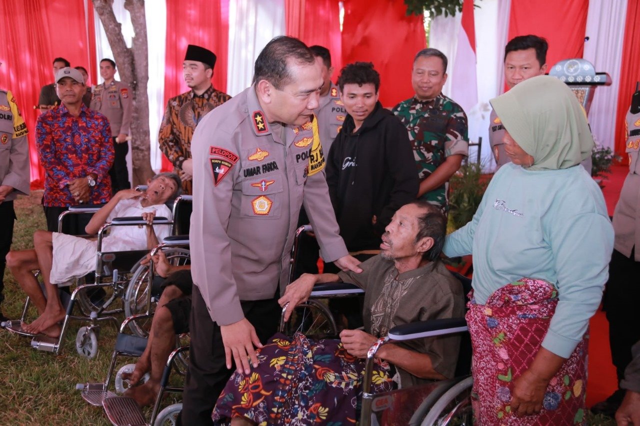 Kapolda NTB Serahkan Bantuan Sosial di Sekotong, Tekankan Pentingnya Pilkada Aman