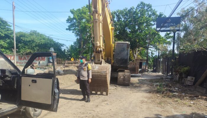 Polsek Labuapi Amankan Perbaikan Jembatan Telabah Kotor, Pastikan Kelancaran Lalu Lintas