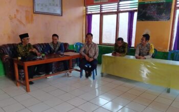 Cooling Sistem Jelang Tahapan Pilkada Bhabinkamtibmas Polsek Madapangga Sambangi Perangkat Desa dan Warga Binaan