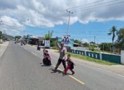 Polsek Plampang Laksanakan Kegiatan Strong Point, Bantu Anak Sekolah Menyeberang Jalan