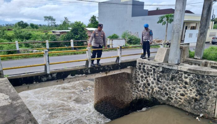 Polisi Siaga Banjir: Patroli Intensif Pantau Debit Air Kali di Kediri