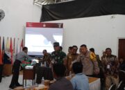 Pengamanan Ketat TNI-POLRI, Rapat Pleno Rekapitulasi Hasil Pilkada Kota Bima Berjalan Lancar  Kota Bima, NTB (04/12) – Rangkaian tahapan Pemilihan Kepala Daerah (Pilkada) serentak tahun 2024 di Kota Bima memasuki tahap penting dengan dilaksanakannya Pleno Terbuka Rekapitulasi dan Penetapan Hasil Penghitungan Suara Tingkat Kota Bima.  Kegiatan yang digelar Komisi Pemilihan Umum (KPU) Kota Bima pada Selasa (3/12) di Kantor KPU setempat ini berlangsung dengan pengamanan ketat. Puluhan personel gabungan dari Polres Bima Kota dan TNI dikerahkan untuk memastikan keamanan selama proses berlangsung.  Kapolres Bima Kota, AKBP Yudha Pranata, S.I.K., S.H., melalui Kabagops AKP Dedy Supriadi, menegaskan pentingnya pengamanan dalam tahapan krusial ini. “Kegiatan tersebut sangat penting, sehingga seluruh personel pengamanan dari Polres dan unsur TNI dikerahkan secara maksimal. Kami juga melakukan sterilisasi di dalam dan luar lokasi untuk memastikan keamanan,” ujar AKP Dedy, Rabu (4/12/2024).  Selain pengamanan di lokasi pleno, Kabagops menjelaskan bahwa pihaknya melakukan patroli rutin ke sejumlah titik strategis, termasuk kantor dan gudang KPU serta Bawaslu. Langkah ini dilakukan untuk mengantisipasi potensi gangguan keamanan dan ketertiban masyarakat (Kamtibmas).  “Kami menyiagakan tim patroli yang terus memantau situasi selama dan setelah pleno. Semua ini untuk menjaga agar wilayah Kota Bima tetap kondusif,” tambahnya.  AKP Dedy juga mengimbau masyarakat untuk mendukung proses demokrasi dengan menjaga keamanan dan ketertiban. “Mari kita hormati setiap tahapan Pilkada dengan menjaga keharmonisan dan saling menghormati hasil yang telah ditetapkan,” imbaunya.  Sebagai informasi, hasil rekapitulasi suara tingkat Kota Bima sesuai jadwal KPU akan segera dikirimkan ke KPU Provinsi pada hari ini, Rabu (4/12). Dengan pengamanan yang maksimal dan dukungan masyarakat, proses demokrasi di Kota Bima diharapkan berjalan aman, tertib, dan lancar.