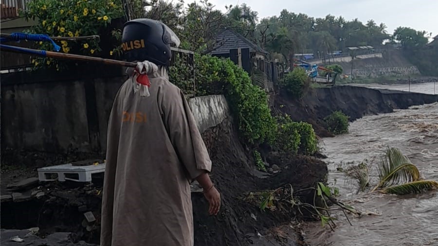 Polsek Batulayar Patroli Antisipasi Cuaca Ekstrem dan Kriminalitas