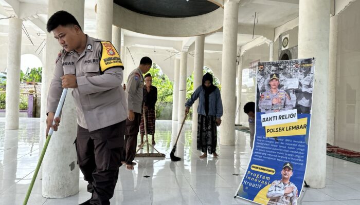 Polisi Bersih-Bersih Musholla: Aksi Simpatik Polsek Lembar Banjir Pujian