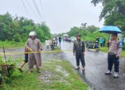 Akibat hujan lebat jalan terputus, Polsek Sekongkang memasang garis Polisi