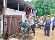 Peduli Lingkungan yang bersih Bhabinkamtibmas Desa Mantun bersama Tiga Pilar dan masyarakat lakukan Gotong Royong