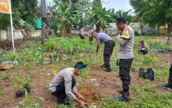 Polsek Rasanae Barat Lakukan Penanaman Bibit Pohon di Lahan Polsek