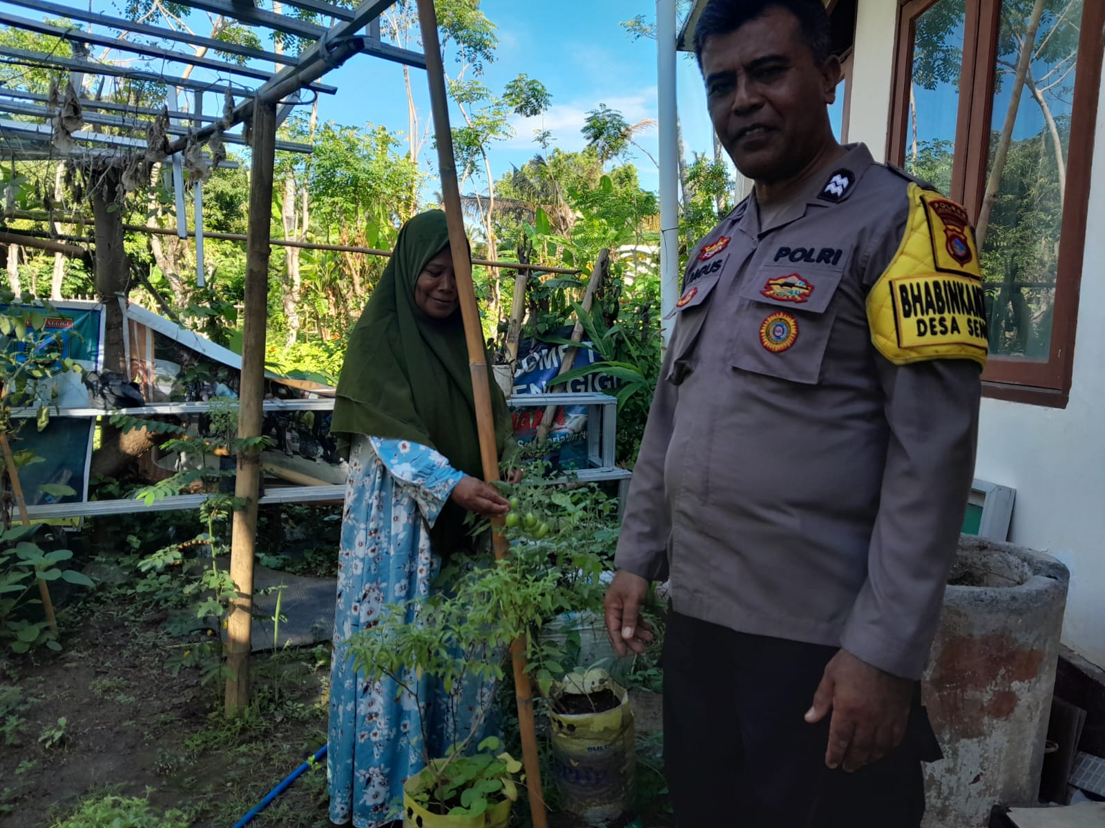 Sambang Desa: Bhabinkamtibmas Ajak Warga Senggigi Kembangkan Pertanian