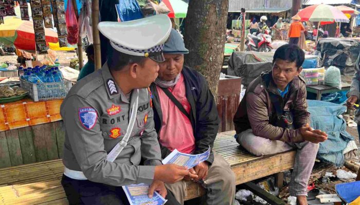 Satlantas Lombok Barat Edukasi Keselamatan di Pasar Jereneng