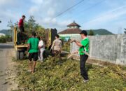 Bhabinkamtibmas Desa Belo Bersama Masyarakat Gotong Royong Sterilkan Jalan Bekas Tebang Pohon di Pinggir Jalan Raya
