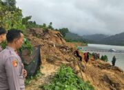 Polres Sumbawa Barat Bersama TNI Dampingi BPBD dalam Pencarian Anak Tenggelam di Bendungan Tiu Suntuk