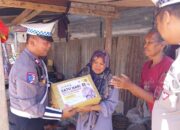 Personel Sat Lantas Polres Sumbawa Gelar Bakti Sosial, Berbagi Kepada Masyarakat Kurang Mampu