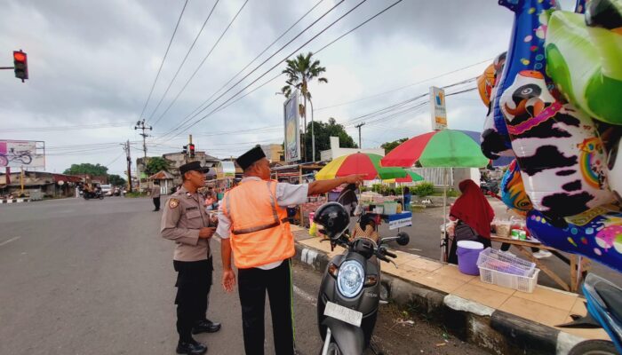 Polsek Gerung Jaga Keamanan Ngabuburit, Lalu Lintas Lancar!