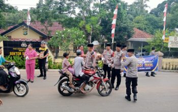 Indahnya Berbagi! Polsek Sekotong Tebar Takjil dan Pesan Kamtibmas