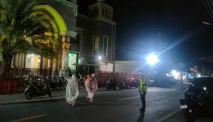 Polsek Batulayar Amankan Salat Tarawih, Ibadah Makin Nyaman