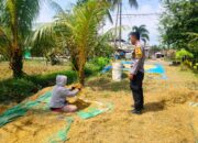 Bhabinkamtibmas Dukung Petani Eyat Mayang, Panen Maksimal!