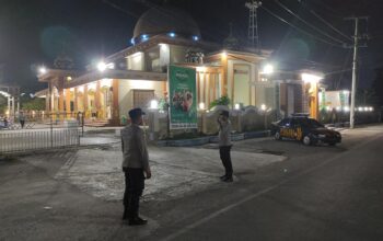 Cegah Kemacetan, Polisi Kawal Sholat Subuh di Pelabuhan Lembar