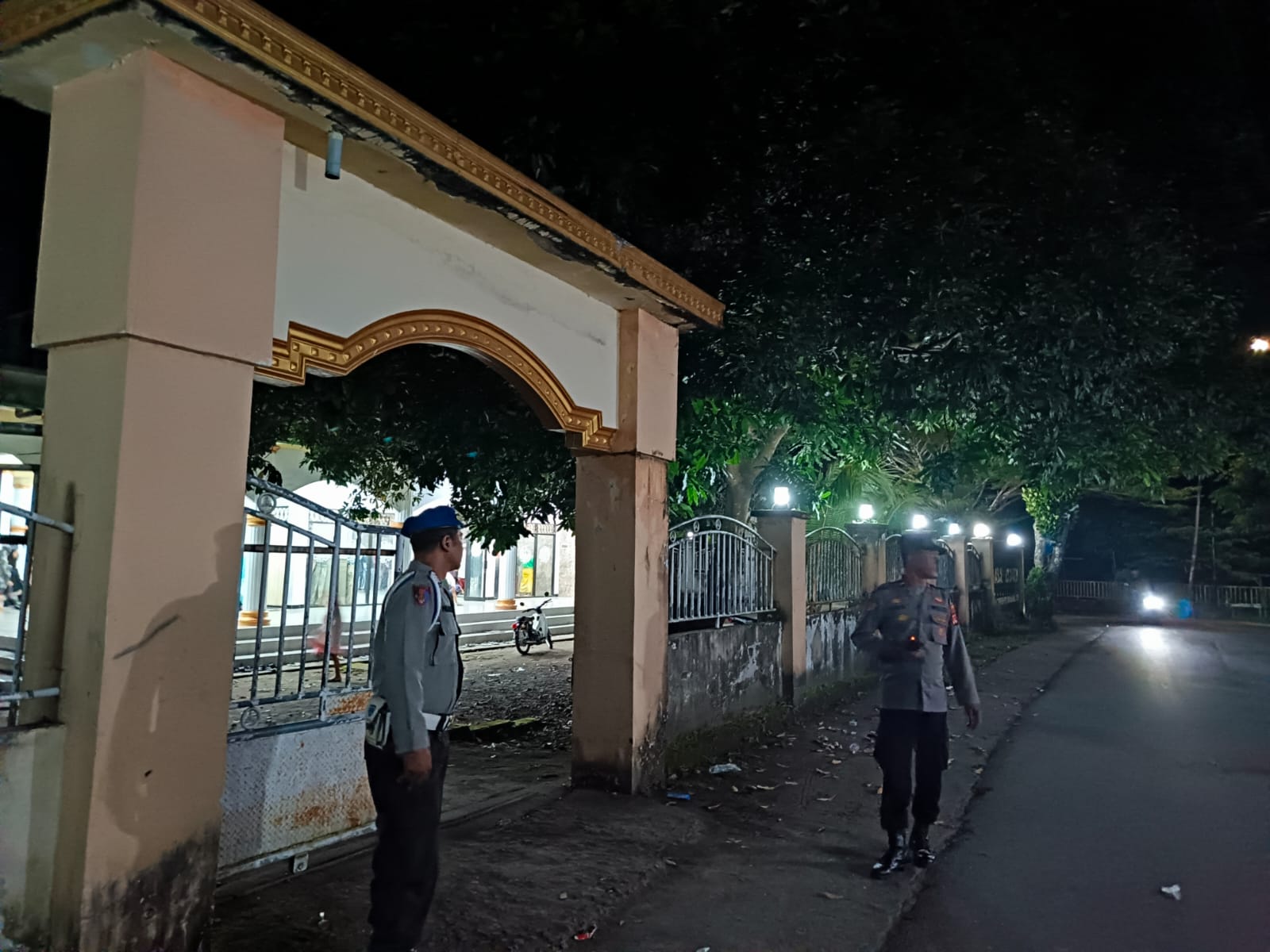 Tarawih Nyaman di Masjid At-Taqwa Kuripan, Polisi Siaga