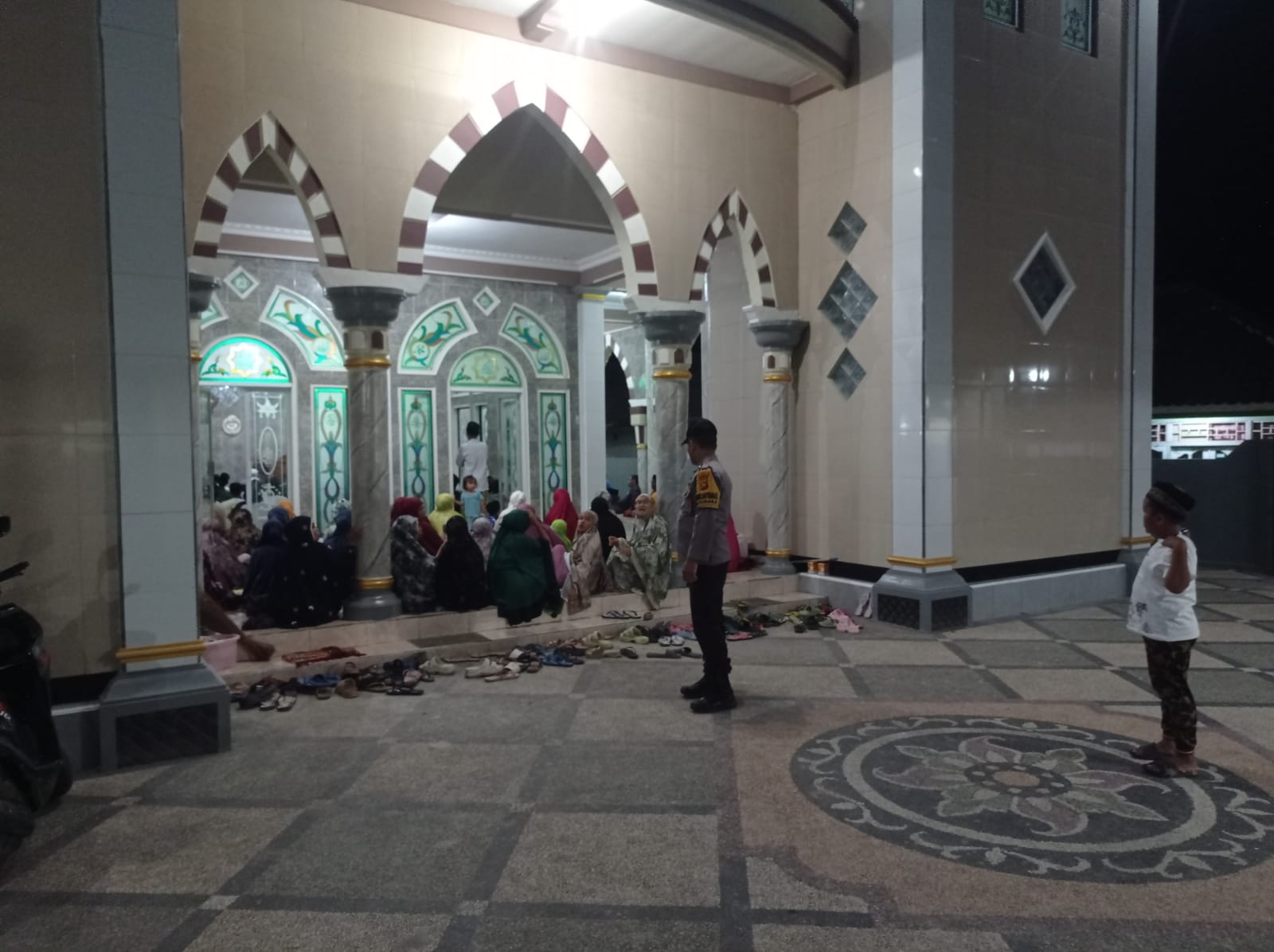 Ramadhan Aman! Polsek Labuapi Jaga Tarawih di Masjid Karang Bangket