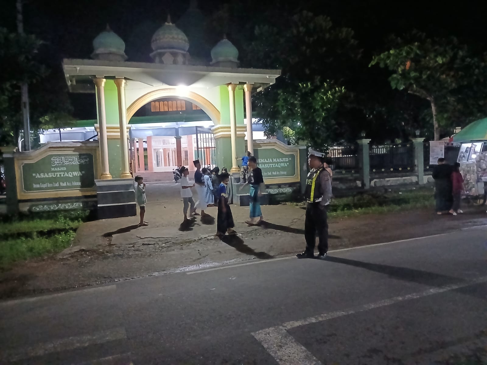 Polsek Sekotong Kawal Sholat Tarawih di Masjid Assasutaqwa