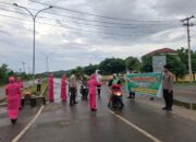 Berburu Berkah Ramadhan, Polsek Poto Tano Bagikan Takjil kepada Pengguna Jalan