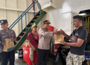 Kegiatan Ramadhan Suci, Personel Polsek KPL Tano Berbagi Berkah Paket Berbuka Puasa kepada Kru Kapal dan Pengguna Jasa Penyeberangan
