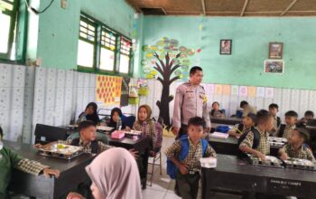 Polsek Lembar Pastikan Program Makan Bergizi Gratis Berjalan Aman dan Lancar