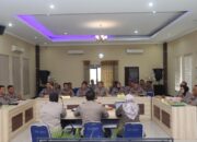 Lombok Barat, NTB – Tim dari Pusat Penelitian dan Pengembangan (Puslitbang) Kepolisian Republik Indonesia (Polri) menggelar penelitian penting di Polda Nusa Tenggara Barat (NTB) pada hari Selasa (29/4/2025). Kegiatan yang berfokus pada peningkatan profesionalitas anggota Polri serta mitigasi potensi pelanggaran etik ini dilaksanakan di Mapolres Lombok Barat. Melibatkan personel dari Polres Lombok Barat dan Polres Lombok Utara. Kegiatan ini dihadiri oleh sejumlah pejabat utama dari kedua Polres serta perwakilan anggota. Ketua Tim Puslitbang Polri, Kombes Pol A. Widihandoko, S.H., M.H., memimpin langsung jalannya penelitian. Turut hadir Wakapolres Lombok Barat, Kompol Kadek Metria, S.Sos., S.H., M.H., dan Wakapolres Lombok Utara, Kompol Adhika Ginanjar W., S.E., M.Si., beserta tim dari Puslitbang Polri. Sambutan Hangat dan Harapan Peningkatan Kualitas SDM Mengawali kegiatan, Kapolres Lombok Barat, Polda NTB, AKBP Yasmara Harahap, S.I.K., melalui Wakapolres Lombok Barat, Kompol Kadek Metria, menyoroti jumlah personel di wilayah hukumnya. "Kami berharap dengan adanya penelitian ini, akan ada masukan yang konstruktif bagi pimpinan dalam mengambil kebijakan terkait peningkatan profesionalitas dan pengembangan personel," ujar Kompol Kadek Metria dalam sambutannya. Mitigasi Etik Ketua Tim Puslitbang Polri, Kombes Pol A. Widihandoko, dalam paparannya menyampaikan latar belakang dilaksanakannya penelitian ini. Menyoroti maraknya pelanggaran kode etik yang dilakukan oleh oknum anggota Polri, yang berdampak signifikan terhadap citra institusi di mata masyarakat. "Pelanggaran etik ini menjadi landasan bagi kami untuk melaksanakan kegiatan mitigasi etik. Tujuannya adalah untuk mengidentifikasi akar permasalahan, mengurangi risiko terjadinya pelanggaran di masa depan, serta meningkatkan profesionalisme seluruh anggota Polri," tegas Kombes Pol A. Widihandoko. Menambahkan bahwa hasil dari penelitian ini akan menjadi bahan masukan penting bagi pimpinan Polri dalam merumuskan langkah-langkah kebijakan yang lebih efektif. Diskusi Mendalam dan Pengumpulan Data Setelah sesi paparan, kegiatan dilanjutkan dengan sesi Focus Group Discussion (FGD) dan wawancara yang dipandu oleh AKBP Ade Chadidjah, S.Sos., dan Konsultan dari Badan Riset dan Inovasi Nasional (BRIN), Dini Dwi Kusumaningrum, S.Sos., M.Si. Sesi ini bertujuan untuk menggali perspektif dan pengalaman langsung dari para personel terkait profesionalitas dan tantangan etika yang mereka hadapi dalam bertugas. Selain itu, para Pejabat Utama (PJU) dari Polres Lombok Barat dan Lombok Utara serta perwakilan personel juga mengisi kuesioner yang telah disiapkan oleh tim Puslitbang Polri. Pengumpulan data melalui FGD, wawancara, dan kuesioner ini diharapkan dapat memberikan gambaran yang komprehensif mengenai kondisi profesionalitas dan potensi risiko etik di lingkungan Polda NTB, khususnya di wilayah Lombok Barat dan Lombok Utara. Kegiatan penelitian ini diakhiri dengan sesi penutup dan foto bersama sebagai bentuk dokumentasi. Langkah selanjutnya adalah Tim Puslitbang Polri akan menganalisis data yang terkumpul untuk kemudian merumuskan rekomendasi yang akan disampaikan kepada pimpinan Polri. Diharapkan, hasil penelitian ini dapat menjadi landasan penting dalam upaya berkelanjutan untuk meningkatkan profesionalitas dan integritas seluruh anggota Polri. Serta meminimalisir terjadinya pelanggaran etik demi terwujudnya Polri yang semakin dipercaya dan dicintai masyarakat.