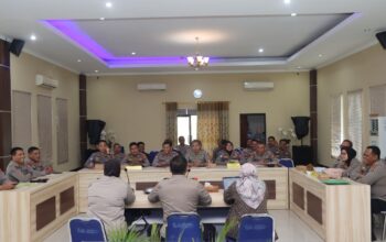 Lombok Barat, NTB – Tim dari Pusat Penelitian dan Pengembangan (Puslitbang) Kepolisian Republik Indonesia (Polri) menggelar penelitian penting di Polda Nusa Tenggara Barat (NTB) pada hari Selasa (29/4/2025). Kegiatan yang berfokus pada peningkatan profesionalitas anggota Polri serta mitigasi potensi pelanggaran etik ini dilaksanakan di Mapolres Lombok Barat. Melibatkan personel dari Polres Lombok Barat dan Polres Lombok Utara. Kegiatan ini dihadiri oleh sejumlah pejabat utama dari kedua Polres serta perwakilan anggota. Ketua Tim Puslitbang Polri, Kombes Pol A. Widihandoko, S.H., M.H., memimpin langsung jalannya penelitian. Turut hadir Wakapolres Lombok Barat, Kompol Kadek Metria, S.Sos., S.H., M.H., dan Wakapolres Lombok Utara, Kompol Adhika Ginanjar W., S.E., M.Si., beserta tim dari Puslitbang Polri. Sambutan Hangat dan Harapan Peningkatan Kualitas SDM Mengawali kegiatan, Kapolres Lombok Barat, Polda NTB, AKBP Yasmara Harahap, S.I.K., melalui Wakapolres Lombok Barat, Kompol Kadek Metria, menyoroti jumlah personel di wilayah hukumnya. "Kami berharap dengan adanya penelitian ini, akan ada masukan yang konstruktif bagi pimpinan dalam mengambil kebijakan terkait peningkatan profesionalitas dan pengembangan personel," ujar Kompol Kadek Metria dalam sambutannya. Mitigasi Etik Ketua Tim Puslitbang Polri, Kombes Pol A. Widihandoko, dalam paparannya menyampaikan latar belakang dilaksanakannya penelitian ini. Menyoroti maraknya pelanggaran kode etik yang dilakukan oleh oknum anggota Polri, yang berdampak signifikan terhadap citra institusi di mata masyarakat. "Pelanggaran etik ini menjadi landasan bagi kami untuk melaksanakan kegiatan mitigasi etik. Tujuannya adalah untuk mengidentifikasi akar permasalahan, mengurangi risiko terjadinya pelanggaran di masa depan, serta meningkatkan profesionalisme seluruh anggota Polri," tegas Kombes Pol A. Widihandoko. Menambahkan bahwa hasil dari penelitian ini akan menjadi bahan masukan penting bagi pimpinan Polri dalam merumuskan langkah-langkah kebijakan yang lebih efektif. Diskusi Mendalam dan Pengumpulan Data Setelah sesi paparan, kegiatan dilanjutkan dengan sesi Focus Group Discussion (FGD) dan wawancara yang dipandu oleh AKBP Ade Chadidjah, S.Sos., dan Konsultan dari Badan Riset dan Inovasi Nasional (BRIN), Dini Dwi Kusumaningrum, S.Sos., M.Si. Sesi ini bertujuan untuk menggali perspektif dan pengalaman langsung dari para personel terkait profesionalitas dan tantangan etika yang mereka hadapi dalam bertugas. Selain itu, para Pejabat Utama (PJU) dari Polres Lombok Barat dan Lombok Utara serta perwakilan personel juga mengisi kuesioner yang telah disiapkan oleh tim Puslitbang Polri. Pengumpulan data melalui FGD, wawancara, dan kuesioner ini diharapkan dapat memberikan gambaran yang komprehensif mengenai kondisi profesionalitas dan potensi risiko etik di lingkungan Polda NTB, khususnya di wilayah Lombok Barat dan Lombok Utara. Kegiatan penelitian ini diakhiri dengan sesi penutup dan foto bersama sebagai bentuk dokumentasi. Langkah selanjutnya adalah Tim Puslitbang Polri akan menganalisis data yang terkumpul untuk kemudian merumuskan rekomendasi yang akan disampaikan kepada pimpinan Polri. Diharapkan, hasil penelitian ini dapat menjadi landasan penting dalam upaya berkelanjutan untuk meningkatkan profesionalitas dan integritas seluruh anggota Polri. Serta meminimalisir terjadinya pelanggaran etik demi terwujudnya Polri yang semakin dipercaya dan dicintai masyarakat.