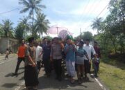 Bentuk Rasa Bela Sungkawa, Bhabinkamtibmas Desa Tatar Iringi Jenazah Warga Binaan ke Pemakaman
