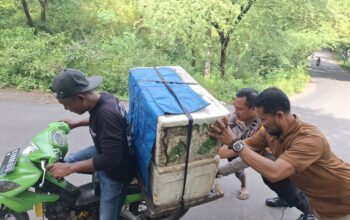 Potret Empati Personil Polsek Rasbar: Bantu Dorong Motor Penjual Rujak, Wujud Nyata Polisi untuk Masyarakat