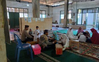 Bhabinkamtibmas Desa Ntori Sambang dan Ajar Anak-anak Mengaji di TPA Nurul Huda, Sampaikan Pesan Kamtibmas