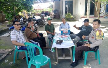 Program Ketahanan Pangan Desa Terong Tawah: Peran Bhabinkamtibmas dalam Pengecekan Lahan dan Pemantauan Harga