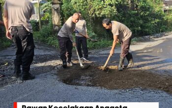 Kapolsek Pringgarata Bersama Warga dan Pemedes Gotong Royong Tambal Jalan Rusak di Desa Spakekan