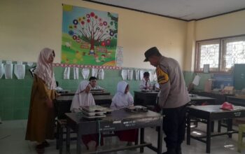 Polsek Gerung Kawal Pembagian Makan Bergizi Gratis untuk Ratusan Siswa SD di Dasan Tapen