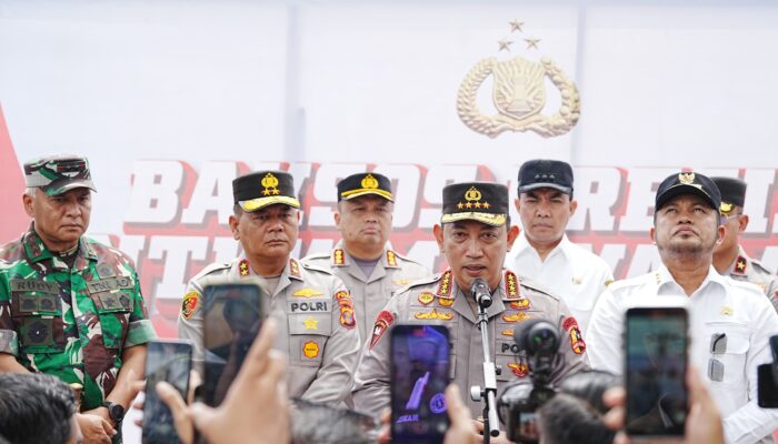 Hadiri Ground Breaking Asrama Polresta Samarinda, Kapolri Bagikan Sumur Bor-Sembako ke Warga