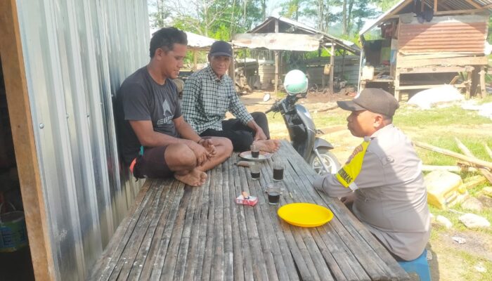 Bhabinkamtibmas Desa Jala Sambangi Warga, Imbau Jaga Kamtibmas dan Dukung Ketahanan Pangan