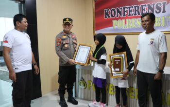 Dukung Pelajar di Dunia Olahraga, Polres Seruyan Beri Penghargaan 2 Atlet Muda Berprestasi
