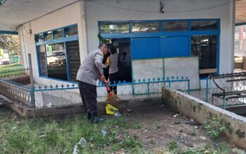 Polsek Rasanae Barat Gelar Aksi Jumat Bersih di Musholla Miftahurrahman Terminal Dara