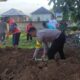Bhabinkamtibmas Desa Manemeng Bersama Pemerintah Kecamatan Gotong Royong Membuat Kebun PKK/P2L