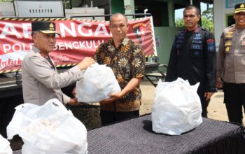 Kapolda Bengkulu Pantau Dan Bagikan Makanan Bagi Korban Terdampak Gempa 6,3 SR