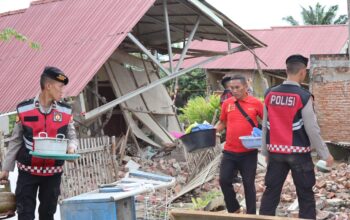 Polri Peduli Masyarakat: Personel Dit Samapta Polda Bengkulu Bantu Warga Bersihkan Rumah Roboh Pasca Gempa 6,3 SR