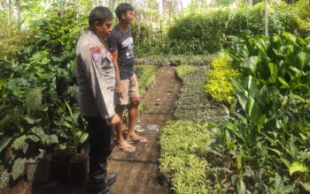 Bhabinkamtibmas Banyumulek Edukasi Warga Soal Kebun Pekarangan