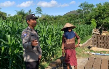 Bhabinkamtibmas Gerung Dukung Ketahanan Pangan di Aik Ampat